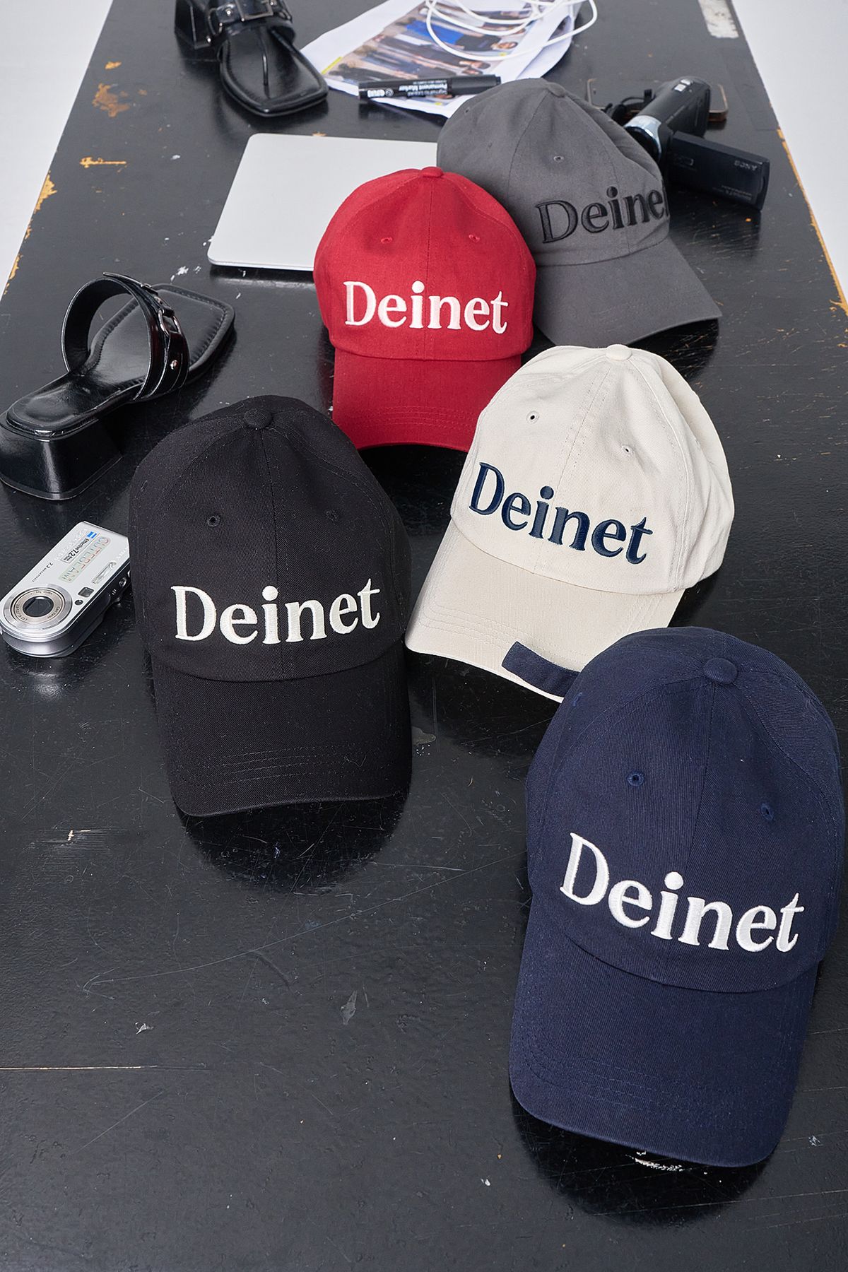 다이닛(DEINET) ESSENTIAL LOGO BALL CAP IN RED