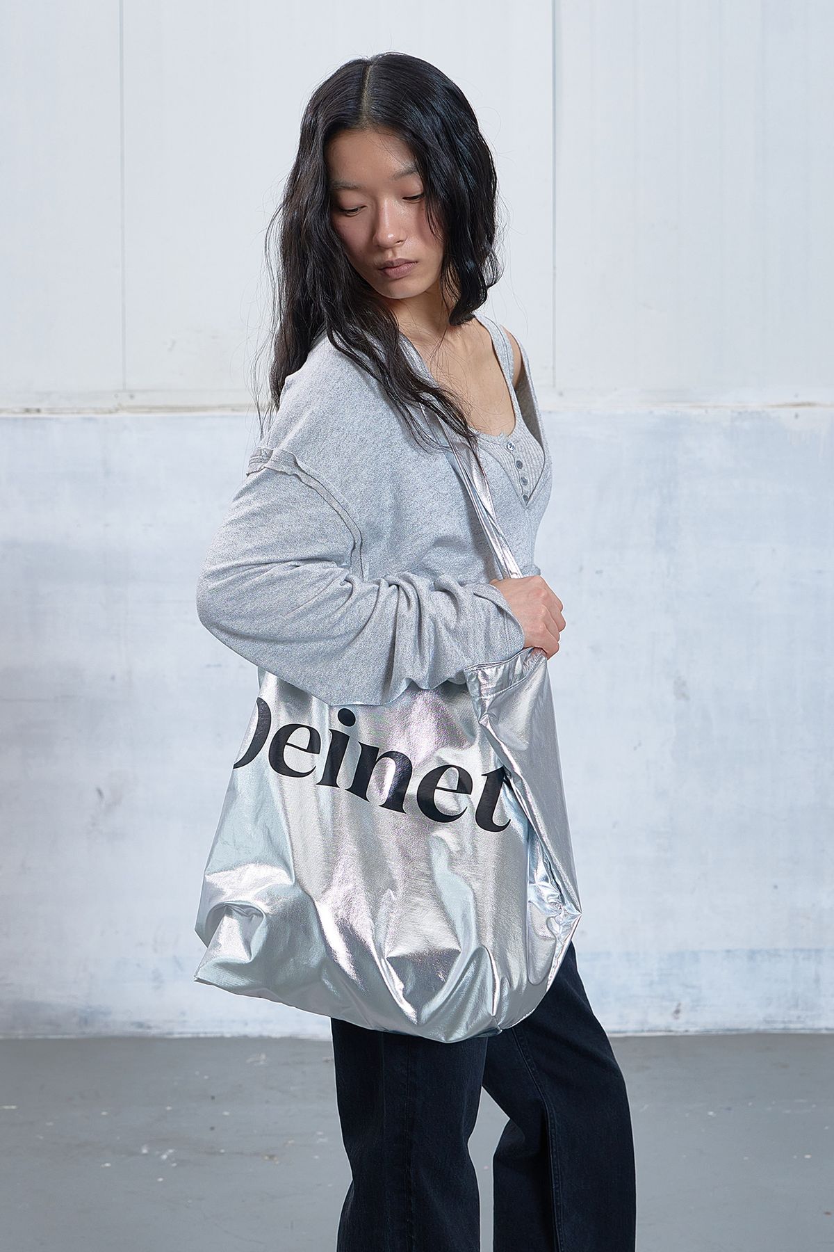 다이닛(DEINET) ESSENTIAL LOGO SHOULDER BIG BAG IN SILVER