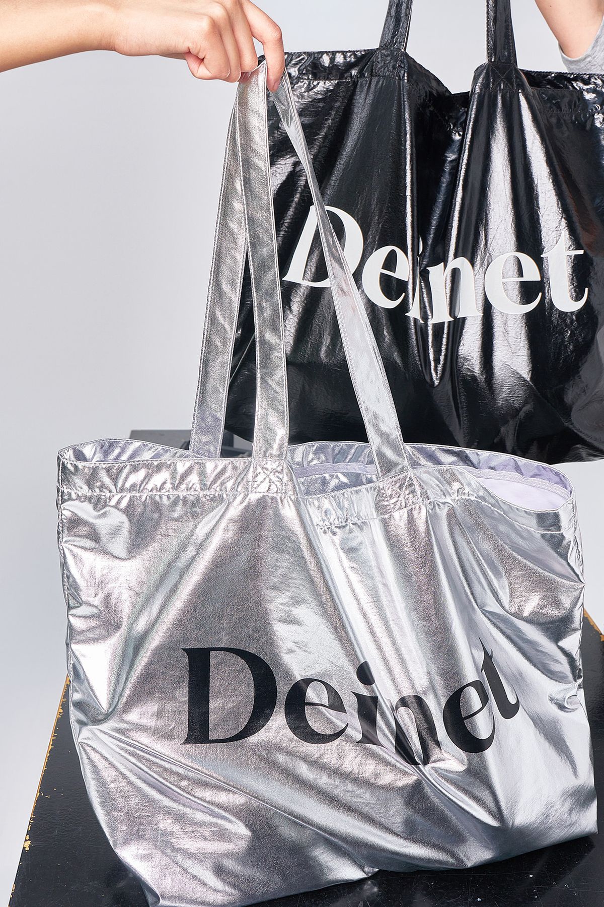 다이닛(DEINET) ESSENTIAL LOGO SHOULDER BIG BAG IN SILVER