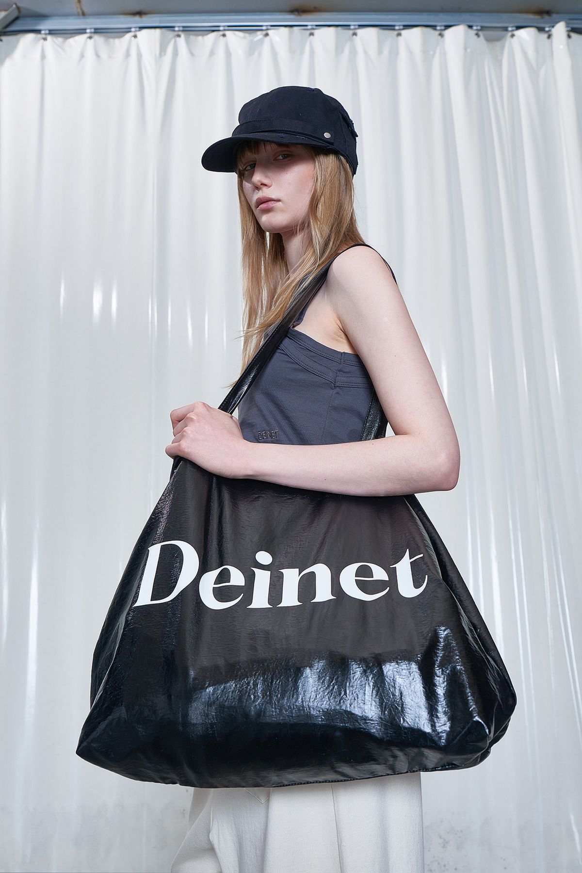 다이닛(DEINET) ESSENTIAL LOGO SHOULDER BIG BAG IN BLACK