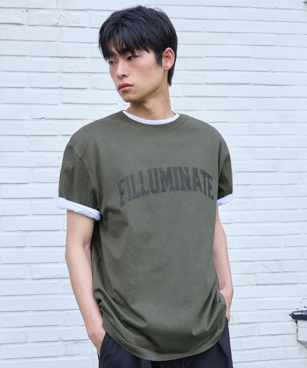 필루미네이트(FILLUMINATE) 에센셜 아치 로고 피그먼트 티셔츠-카키