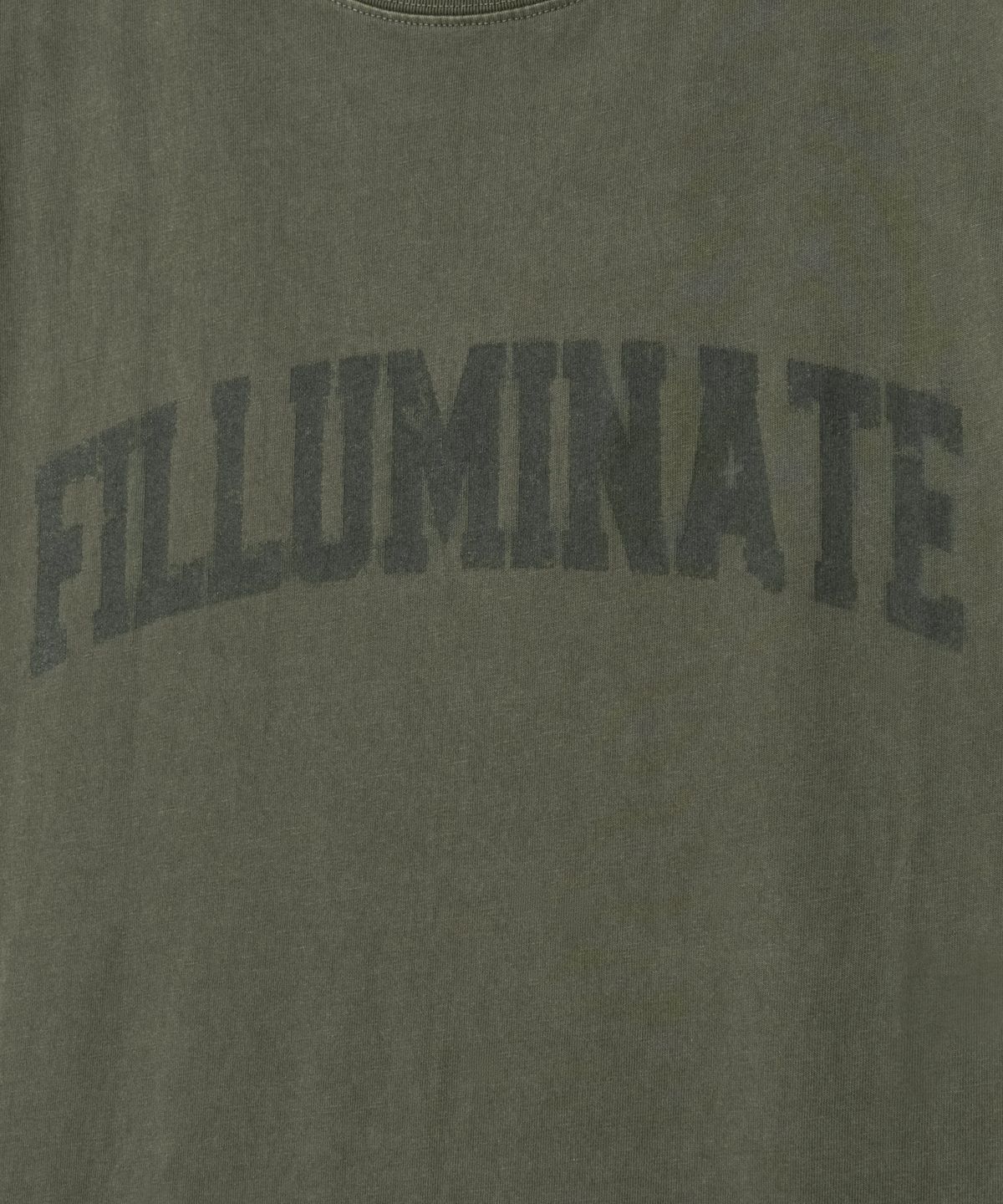 필루미네이트(FILLUMINATE) 에센셜 아치 로고 피그먼트 티셔츠-카키