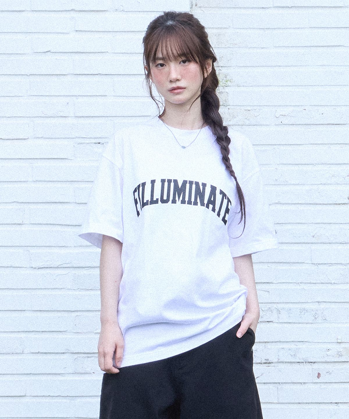 필루미네이트(FILLUMINATE) 에센셜 아치 로고 티셔츠-화이트