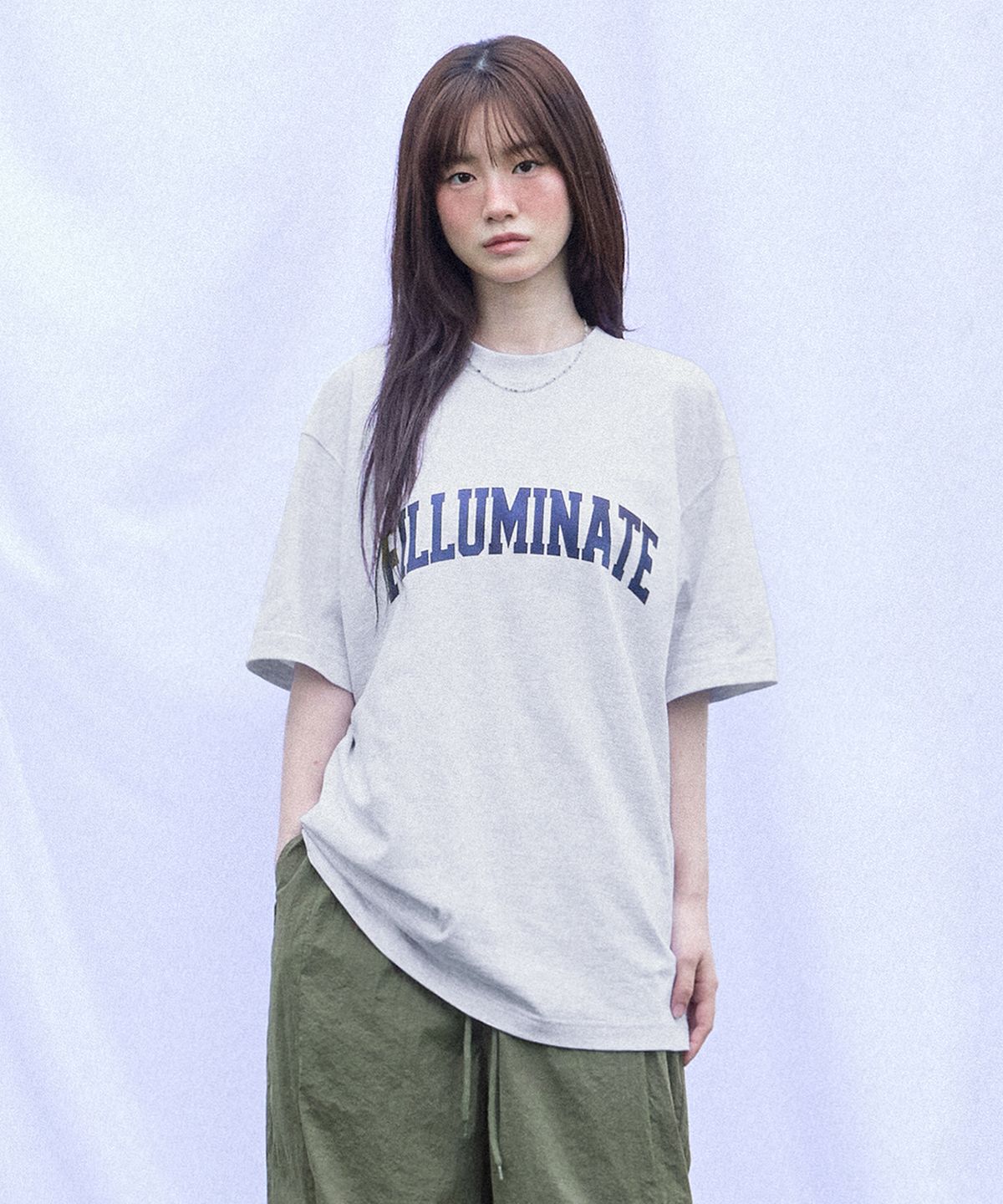 필루미네이트(FILLUMINATE) 에센셜 아치 로고 티셔츠-라이트그레이