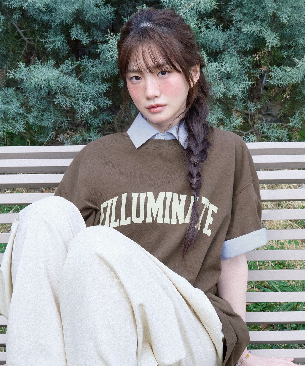 필루미네이트(FILLUMINATE) 에센셜 아치 로고 티셔츠-브라운