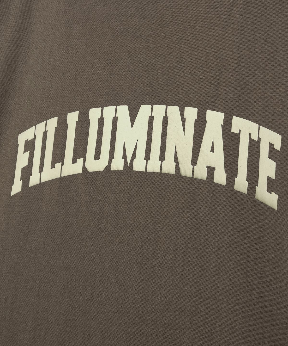 필루미네이트(FILLUMINATE) 에센셜 아치 로고 티셔츠-브라운