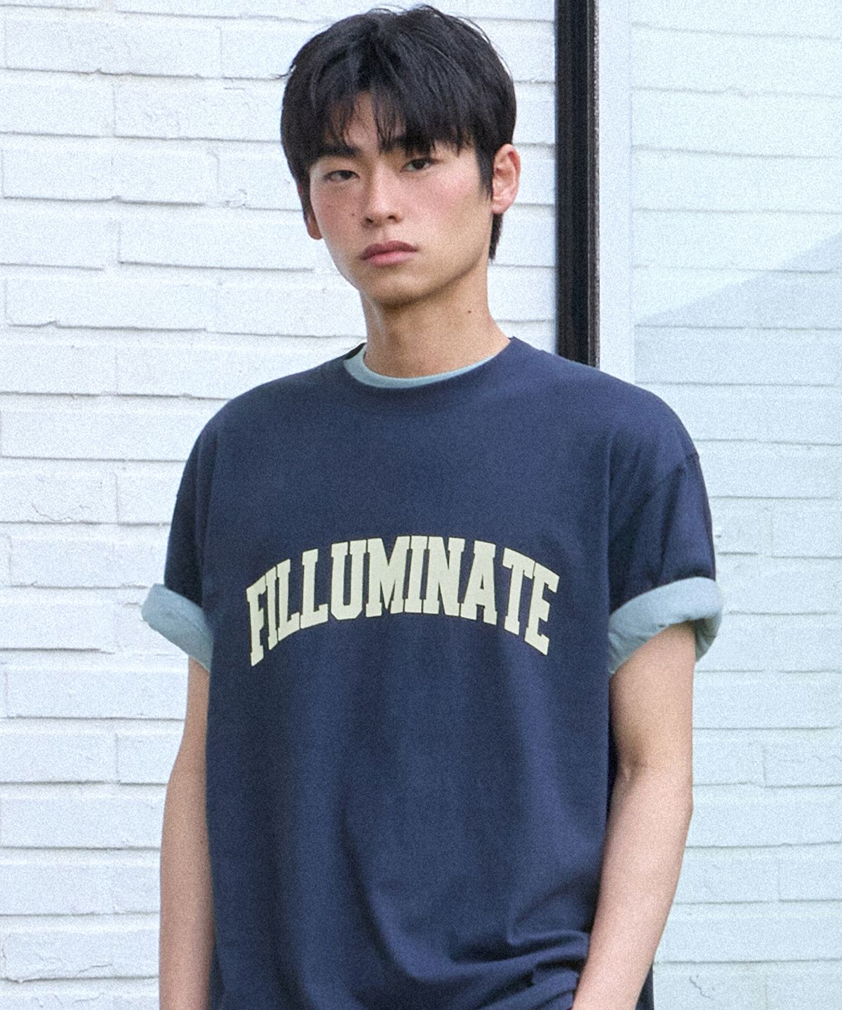 필루미네이트(FILLUMINATE) 에센셜 아치 로고 티셔츠-네이비