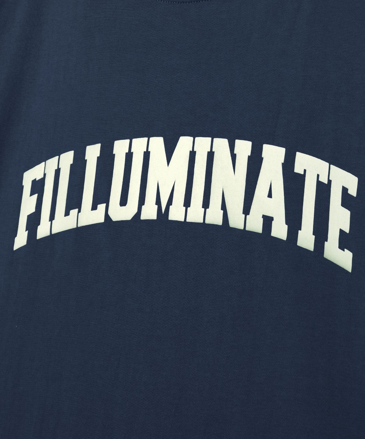 필루미네이트(FILLUMINATE) 에센셜 아치 로고 티셔츠-네이비