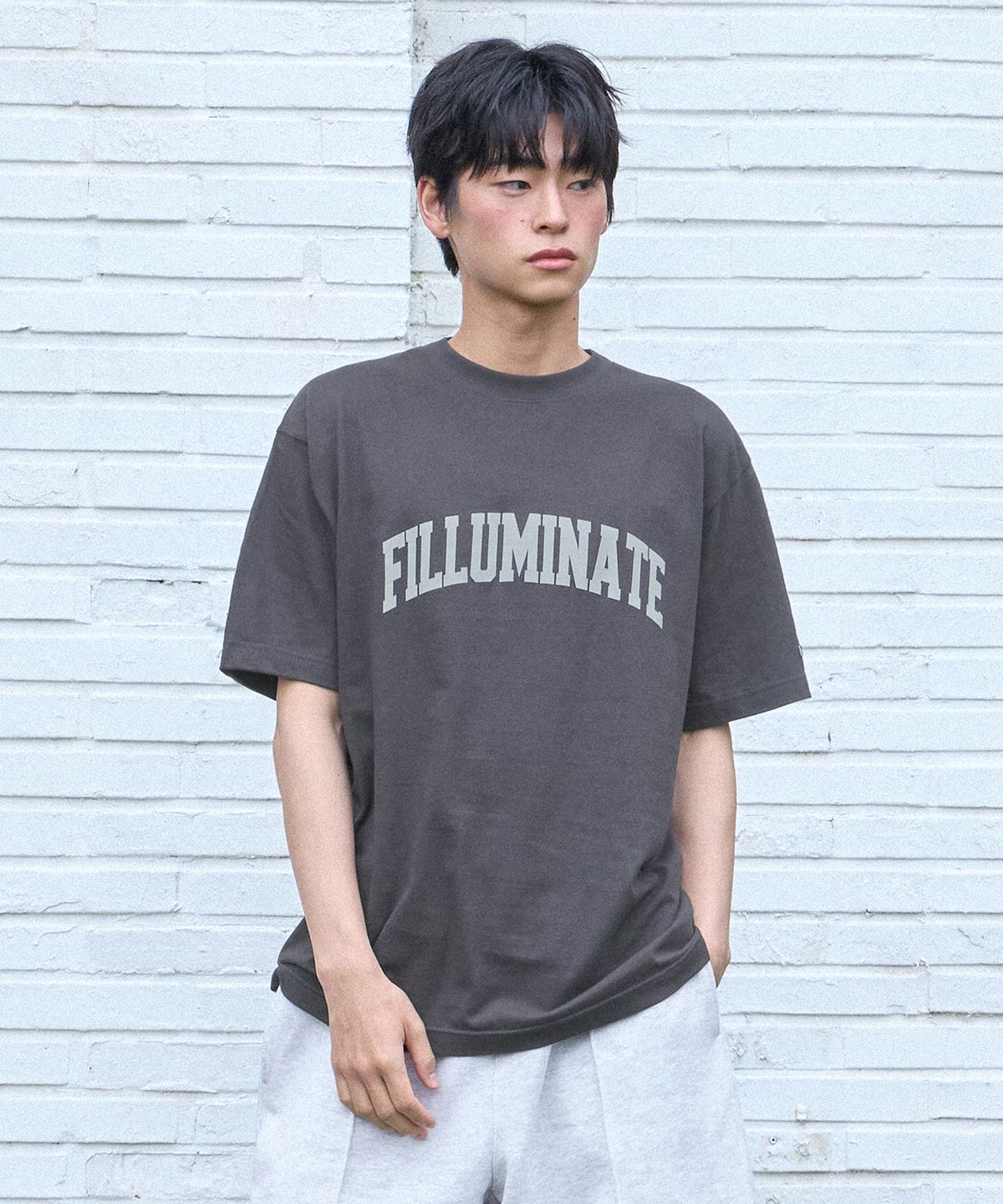 필루미네이트(FILLUMINATE) 에센셜 아치 로고 티셔츠-차콜