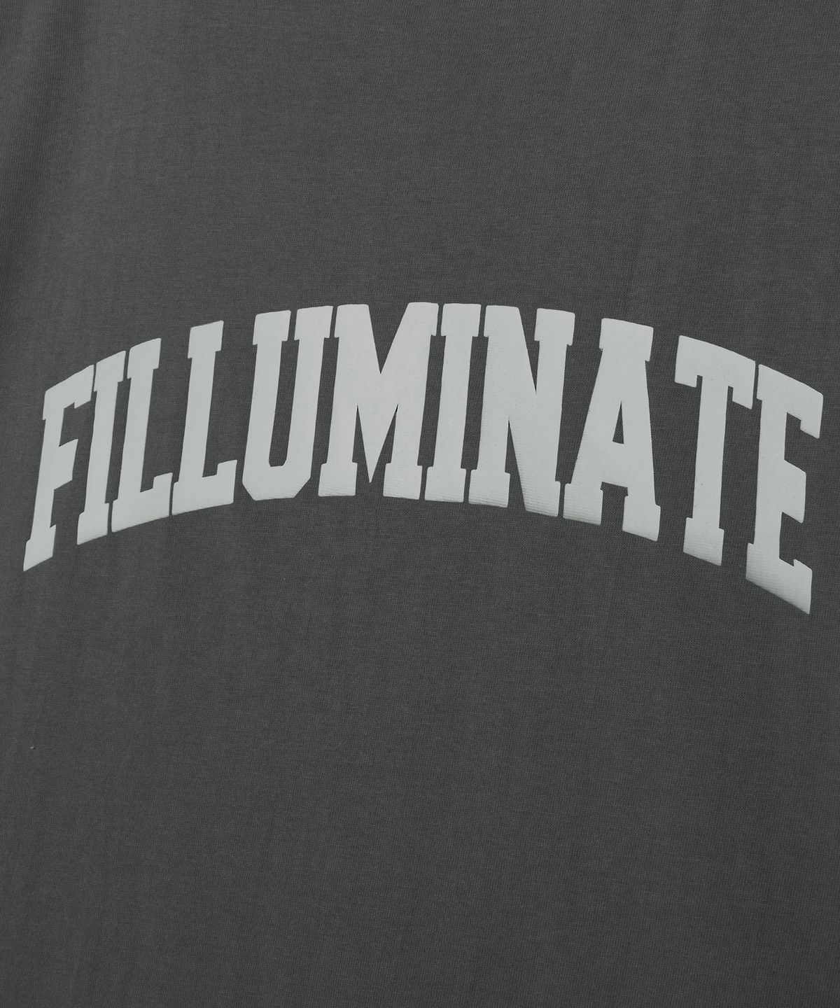 필루미네이트(FILLUMINATE) 에센셜 아치 로고 티셔츠-차콜