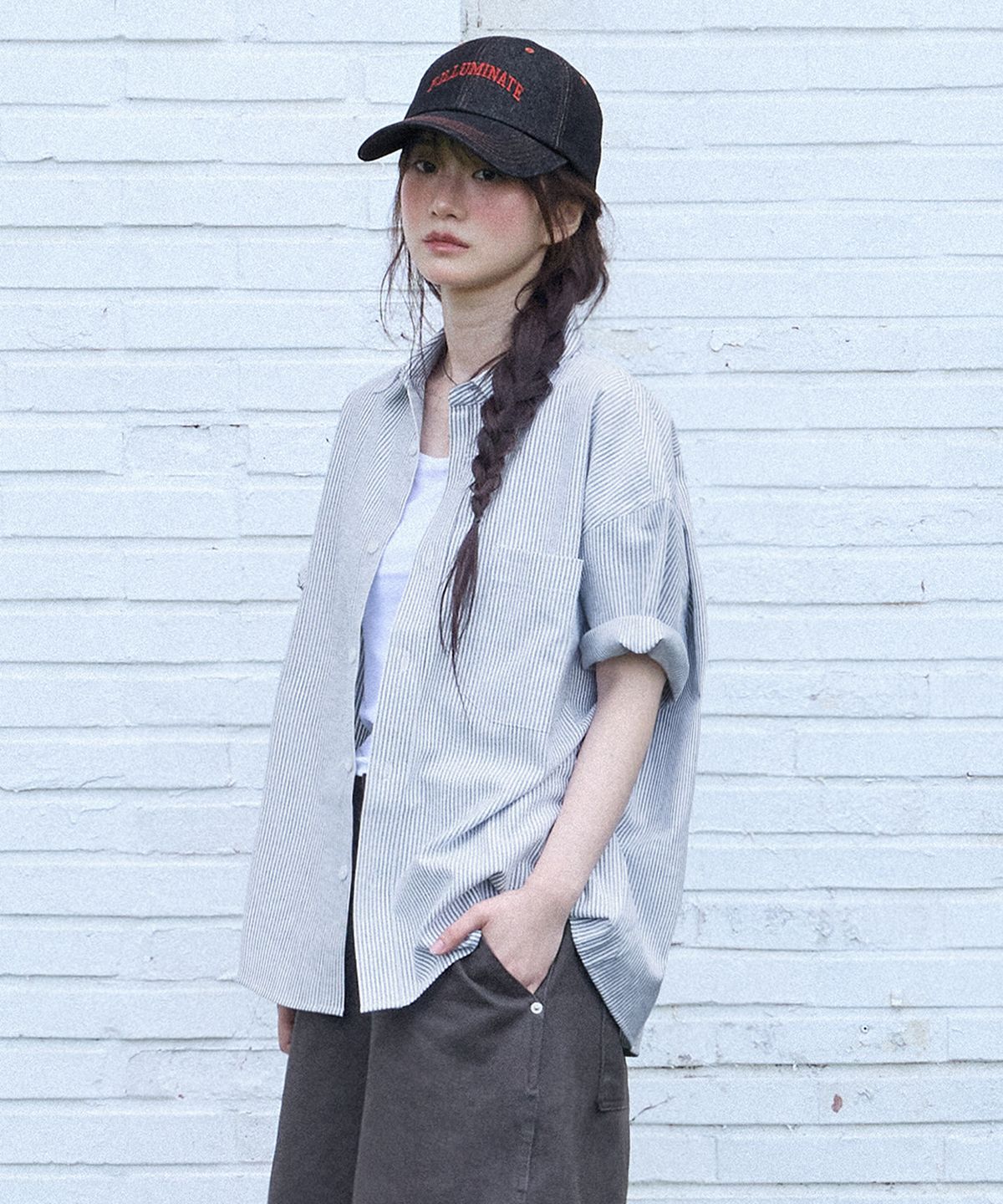 필루미네이트(FILLUMINATE) 세미 크롭 스트라이프 하프 셔츠-블랙