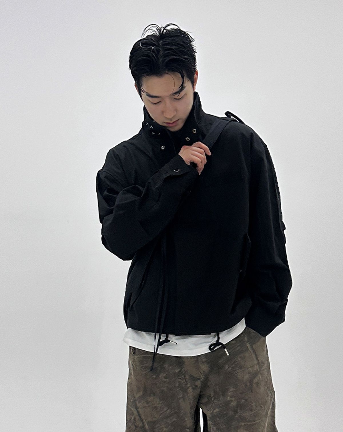무건(MUGON) 미니멀 하이넥 숏 야상 자켓 _ 블랙