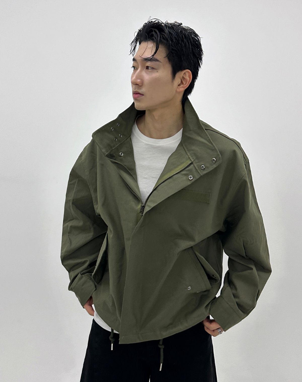무건(MUGON) 미니멀 하이넥 숏 야상 자켓 _ 카키