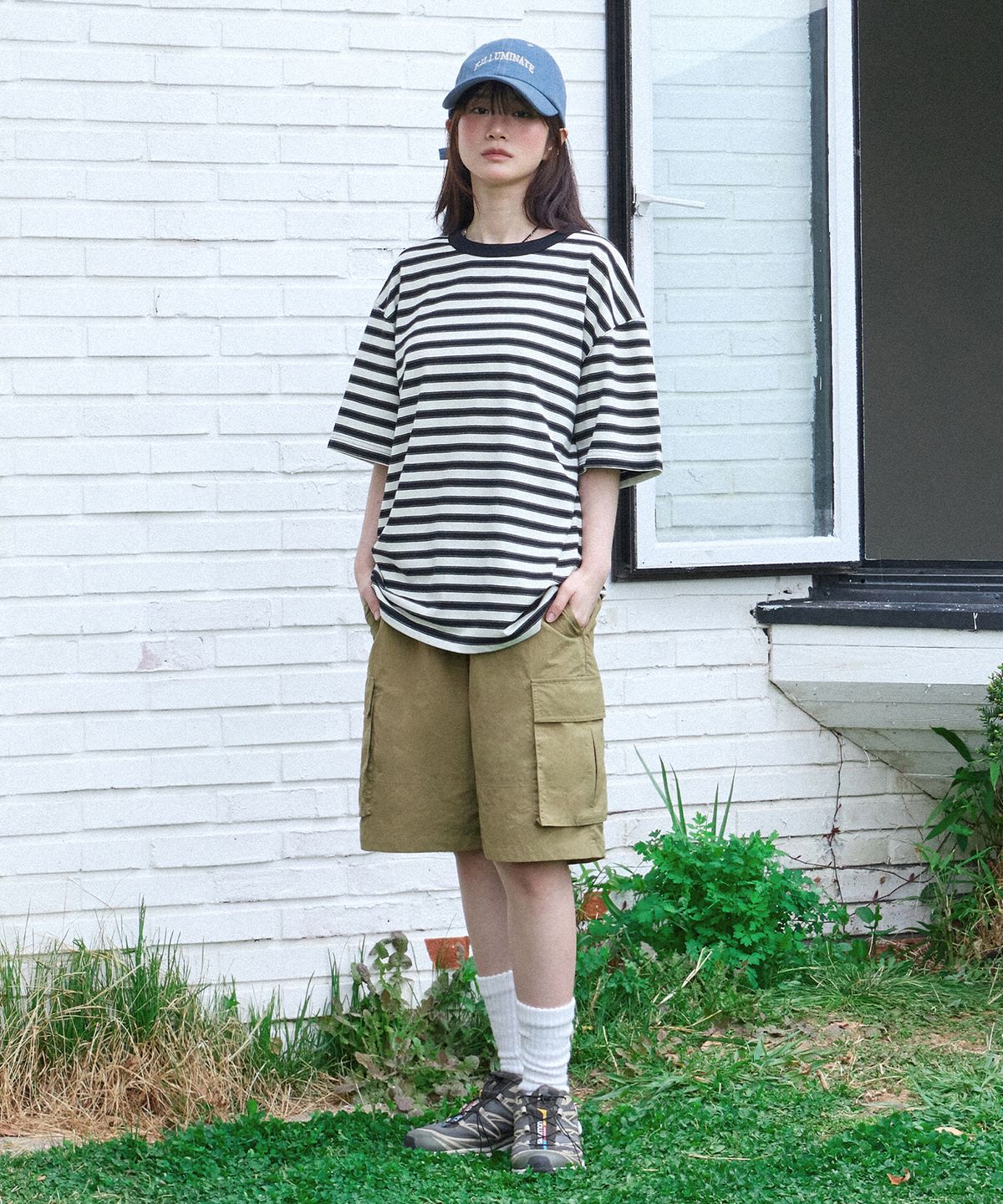 필루미네이트(FILLUMINATE) 세미 크롭 멀티 스트라이프 티셔츠-블랙