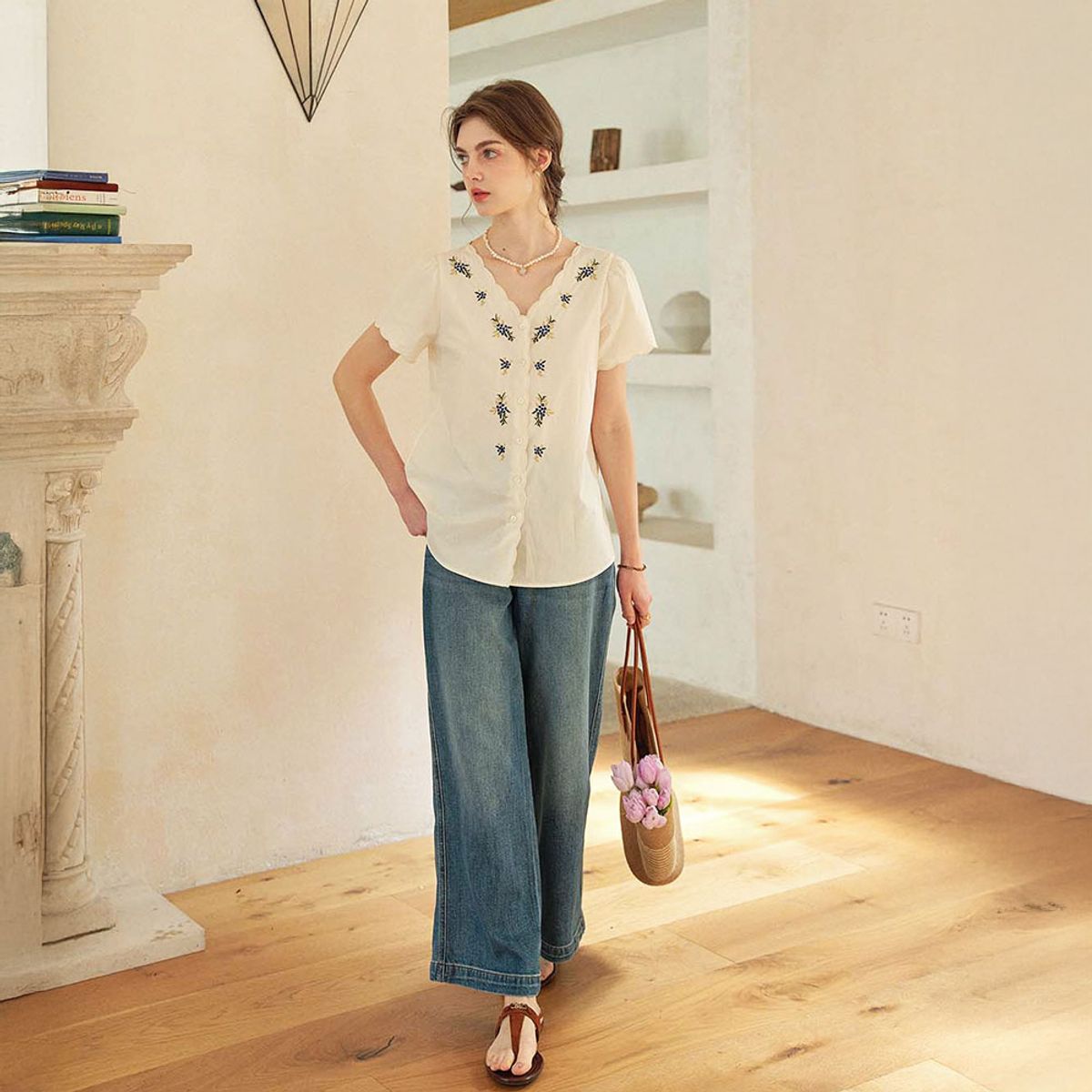 심플레트로(SIMPLE RETRO) SR_V-neck embroidered blouse
