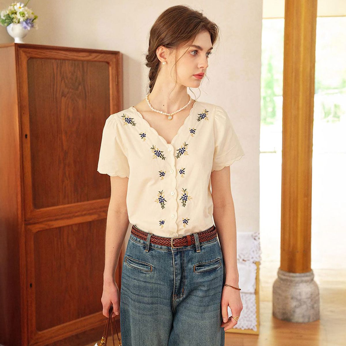 심플레트로(SIMPLE RETRO) SR_V-neck embroidered blouse