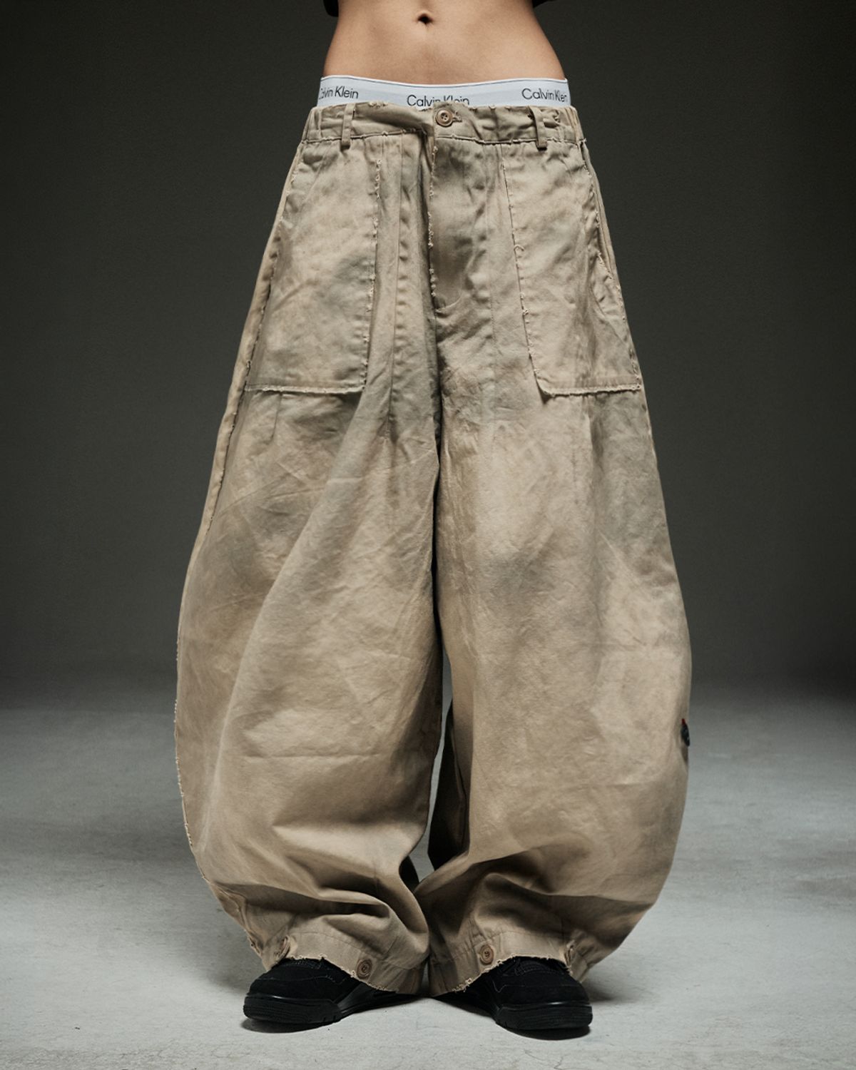뭉(MWOONG) Curved works dirty pants BE