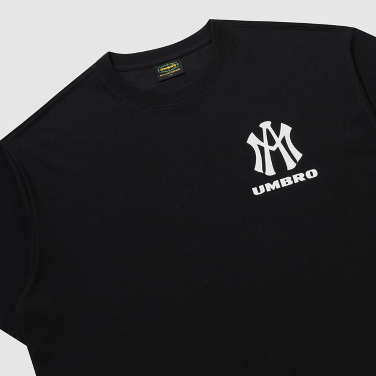 엄브로(UMBRO) [UMB X AFTERMATH] 반팔 티셔츠 블랙 UR221ORS42