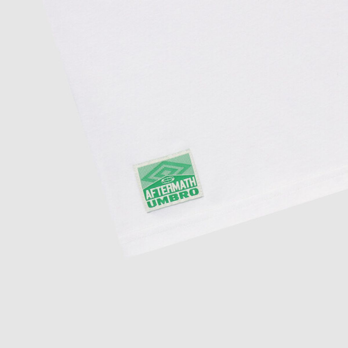 엄브로(UMBRO) [UMB X AFTERMATH] 반팔 티셔츠 화이트 UR221ORS42
