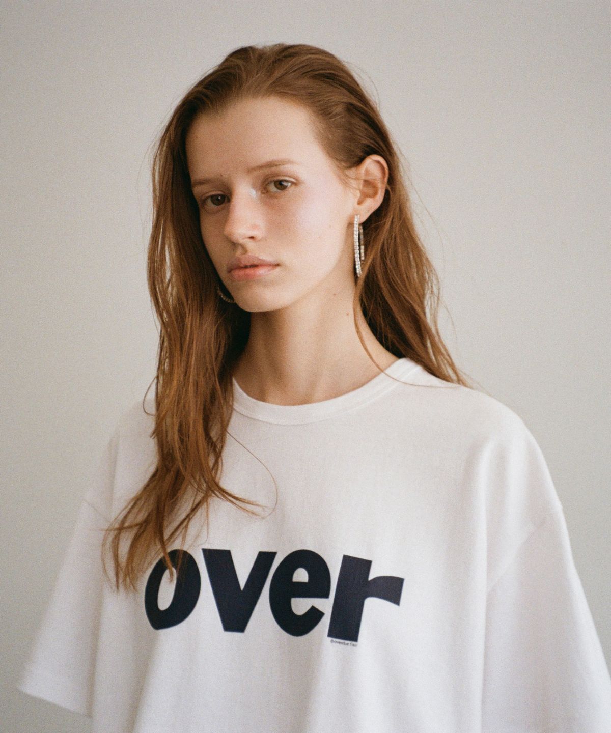 오버듀플레어(OVERDUEFLAIR) OVER LETTERING T-SHIRT_WHITE