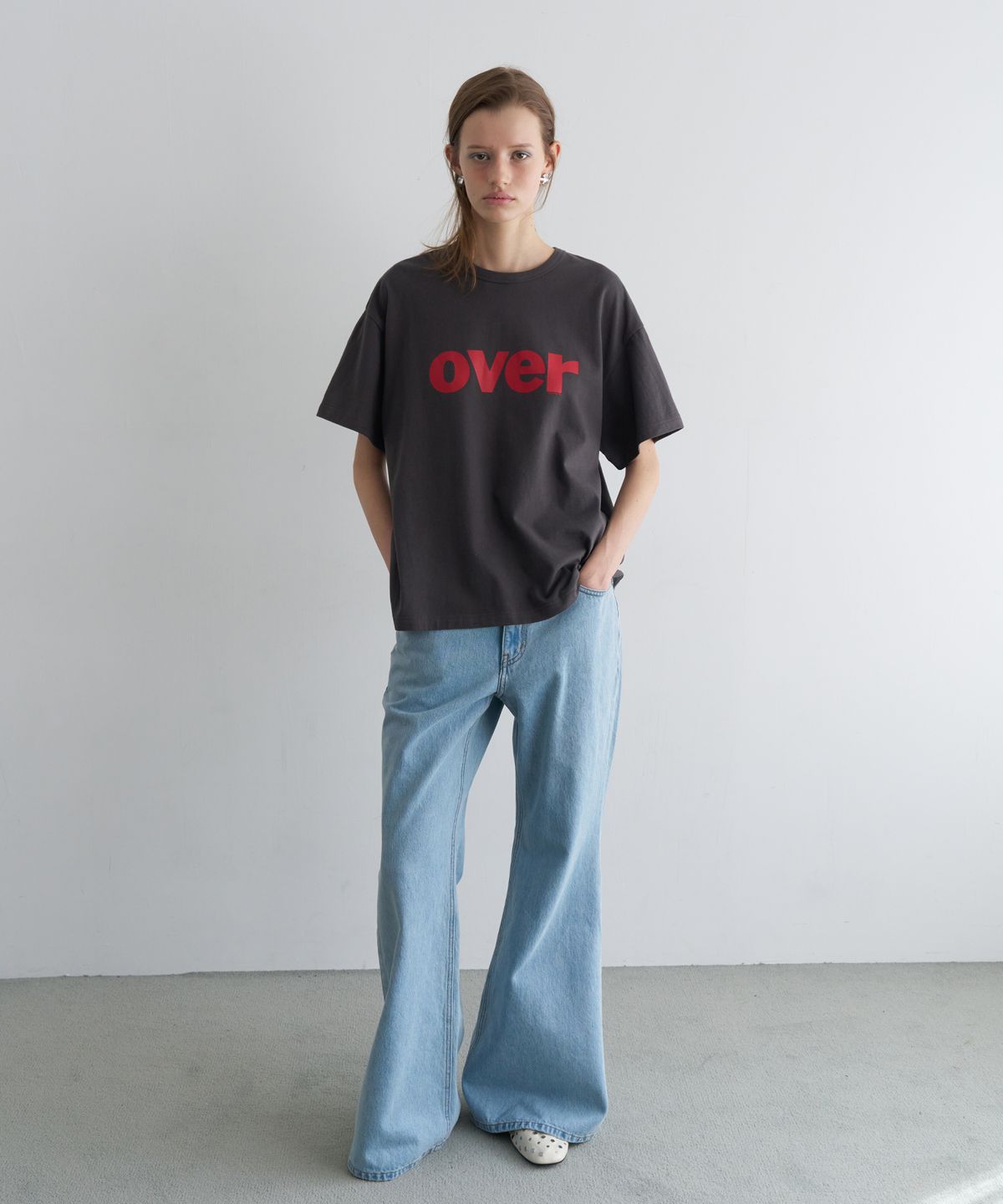 오버듀플레어(OVERDUEFLAIR) OVER LETTERING T-SHIRT_CHARCOAL