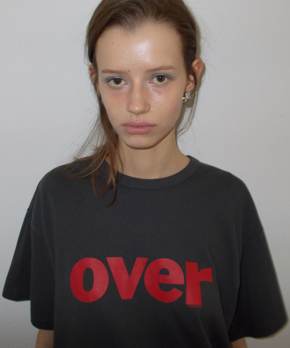오버듀플레어(OVERDUEFLAIR) OVER LETTERING T-SHIRT_CHARCOAL