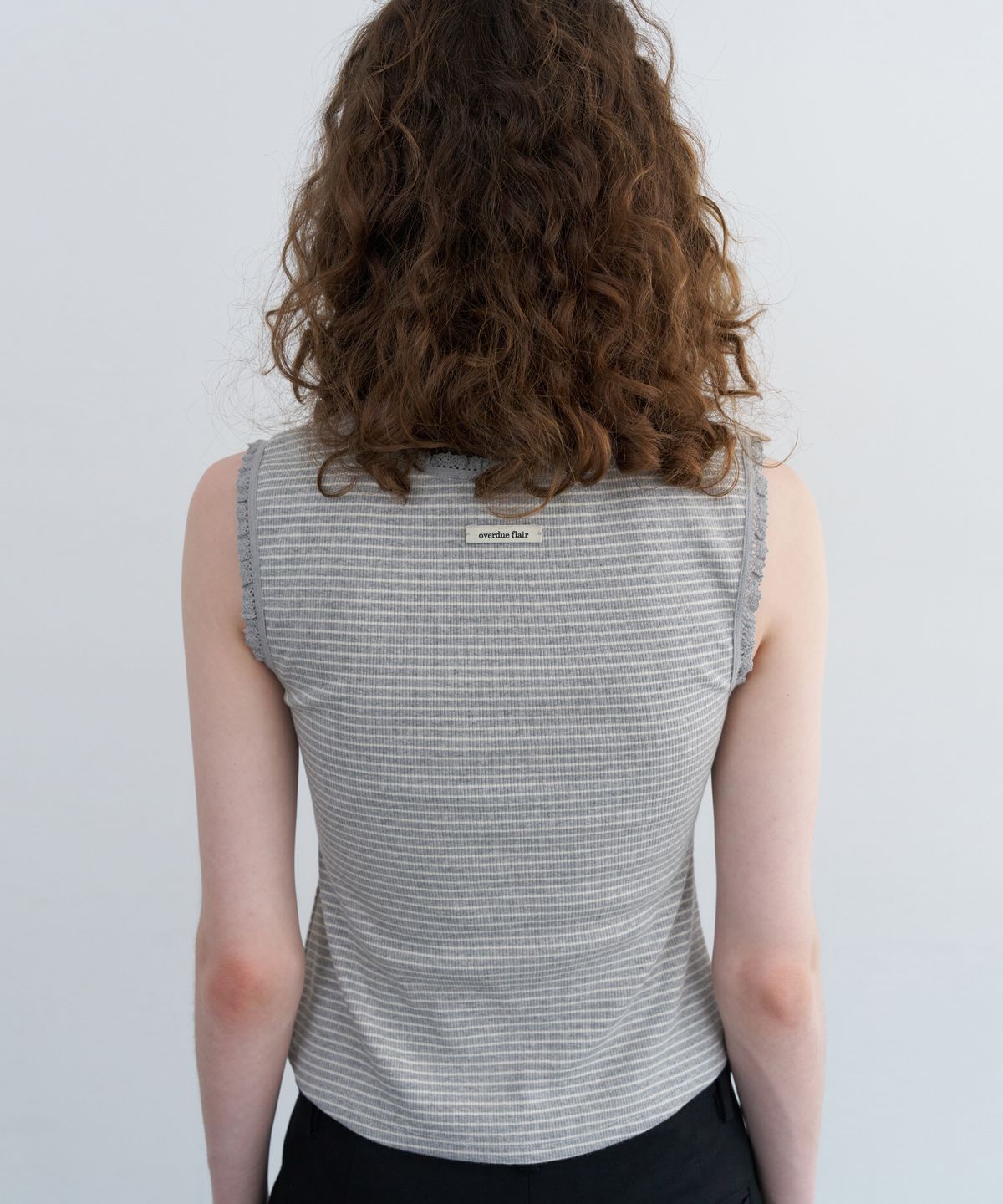 오버듀플레어(OVERDUEFLAIR) [26SS] MINI LACE SLEEVELESS_GREY STRIPE