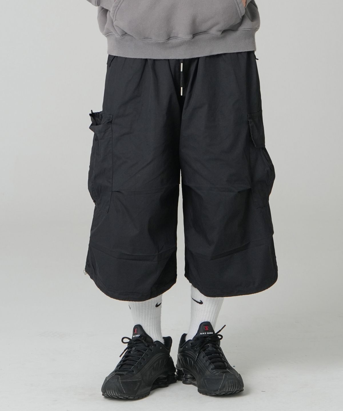 락트개러지(ROCKED GARAGE) [UNISEX]버뮤다 투웨이 와이드 카고 파라슈트 쇼츠 [블랙]