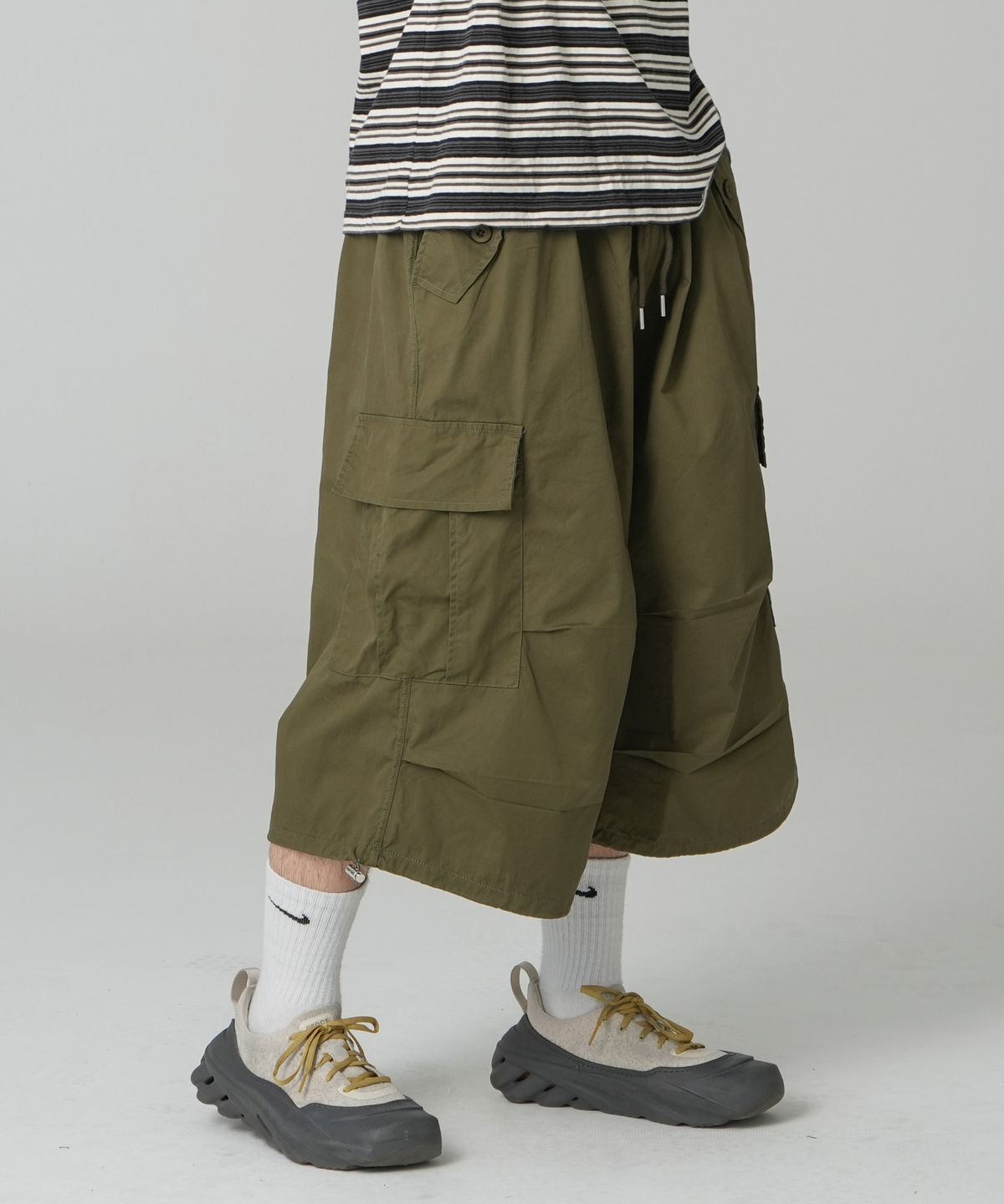 락트개러지(ROCKED GARAGE) [UNISEX]버뮤다 투웨이 와이드 카고 파라슈트 쇼츠 [카키]