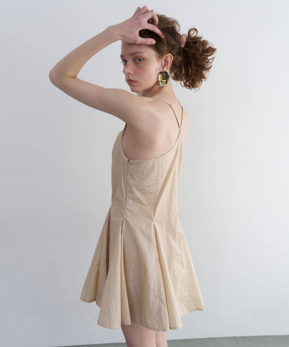 오버듀플레어(OVERDUEFLAIR) GORED MINI DRESS_LIGHT BEIGE