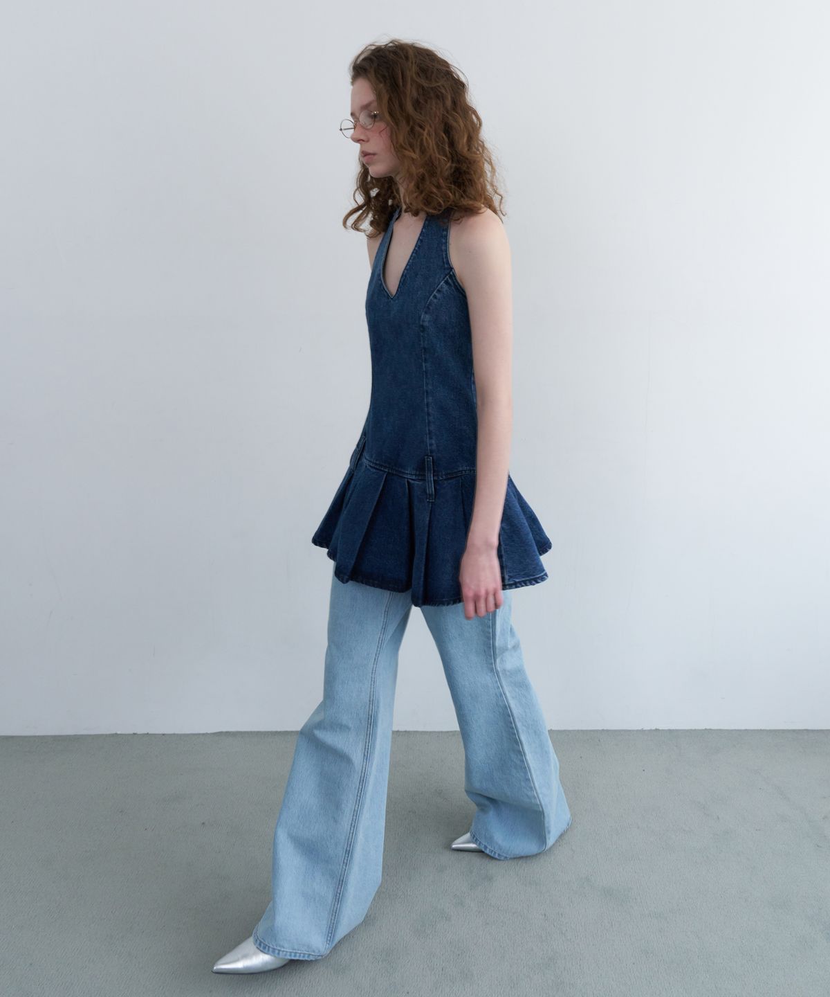 오버듀플레어(OVERDUEFLAIR) HALTER NECK PLEATED DENIM DRESS_INDIGO