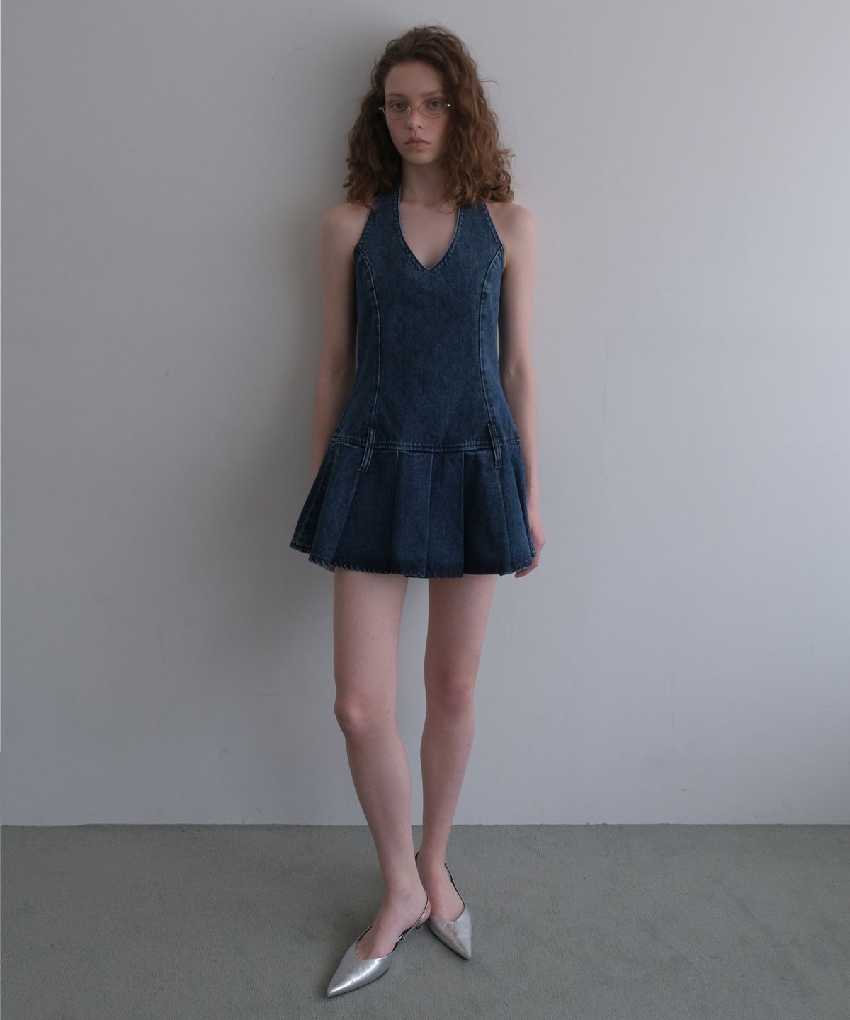 오버듀플레어(OVERDUEFLAIR) HALTER NECK PLEATED DENIM DRESS_INDIGO