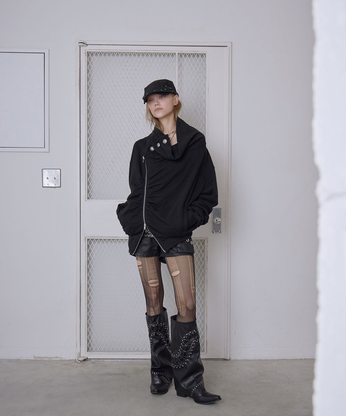 애시메트리(ASYMMETRY) GLORY RUCHED ZIP UP / BLACK