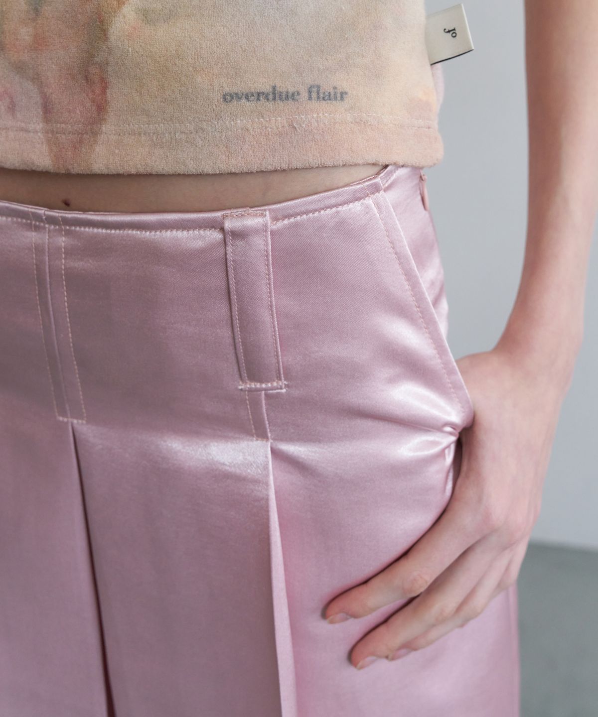 오버듀플레어(OVERDUEFLAIR) LOW-RISE PLEATED SATIN SKIRT_BABY PINK