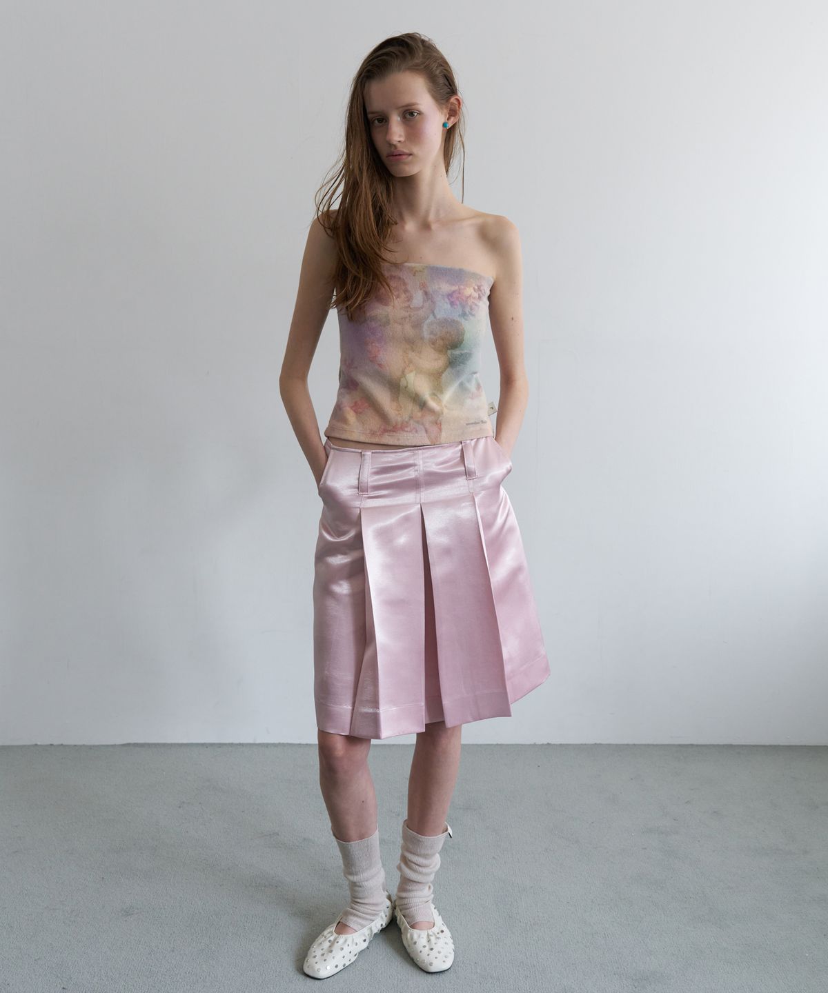 오버듀플레어(OVERDUEFLAIR) LOW-RISE PLEATED SATIN SKIRT_BABY PINK