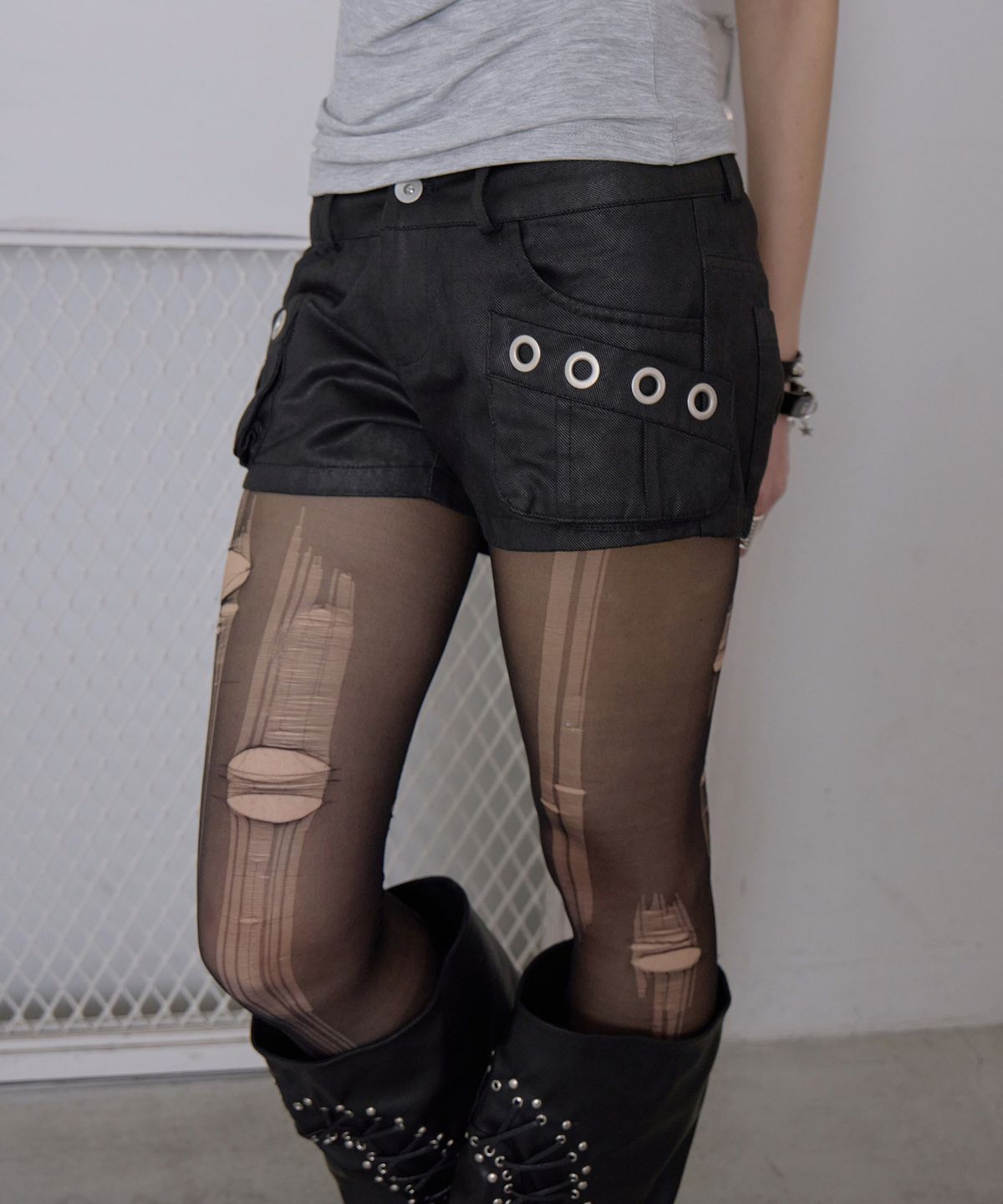 애시메트리(ASYMMETRY) WEATHERED VINTAGE EYELET CARGO SHORTS / BLACK
