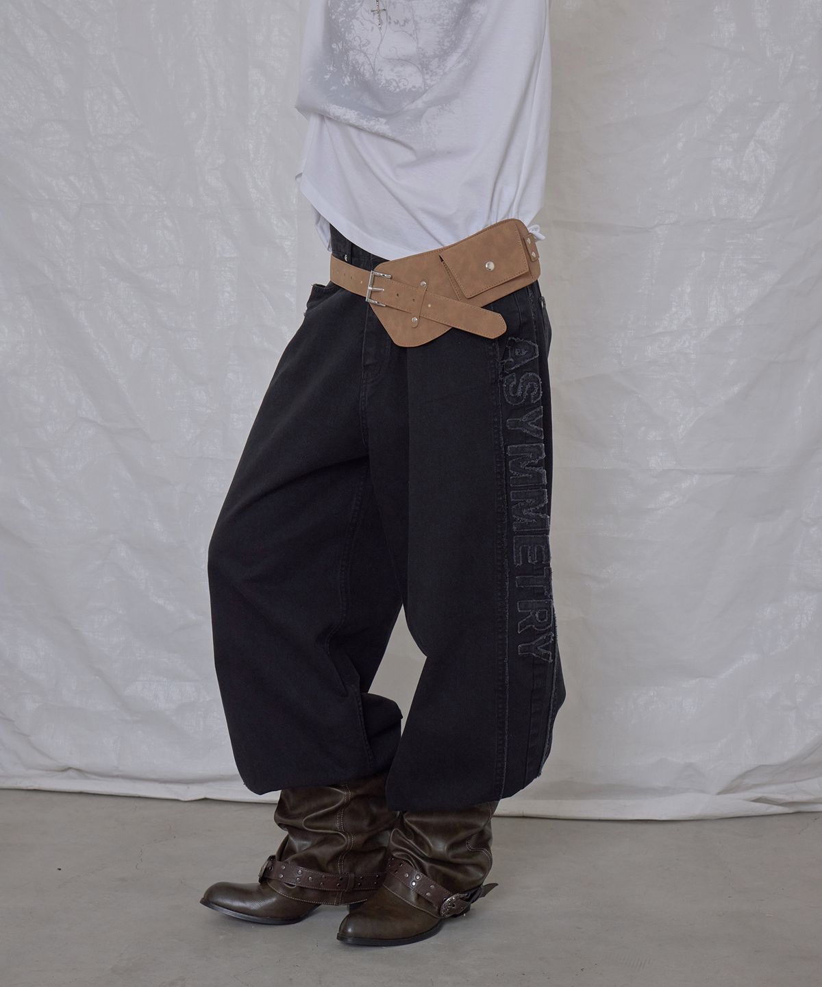 애시메트리(ASYMMETRY) RAW LETTERING PANTS / BLACK