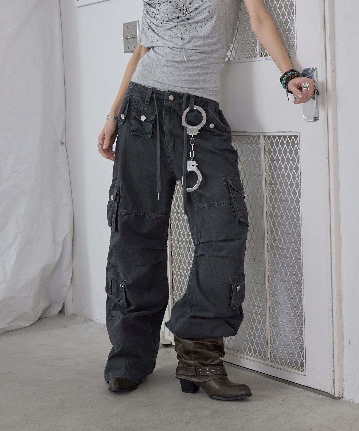 애시메트리(ASYMMETRY) RUGGED SOLID POCKET PANTS / CHARCOAL