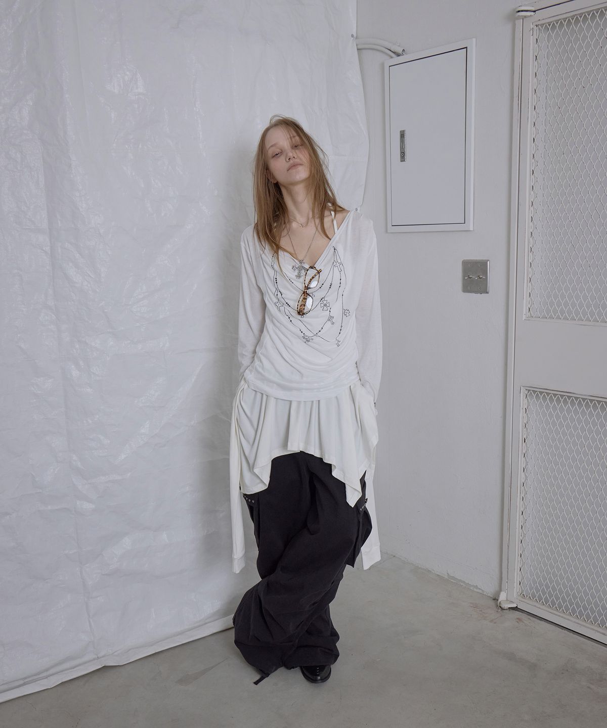 애시메트리(ASYMMETRY) SLOUCHED HOTPIX NECKLACE TOP / IVORY