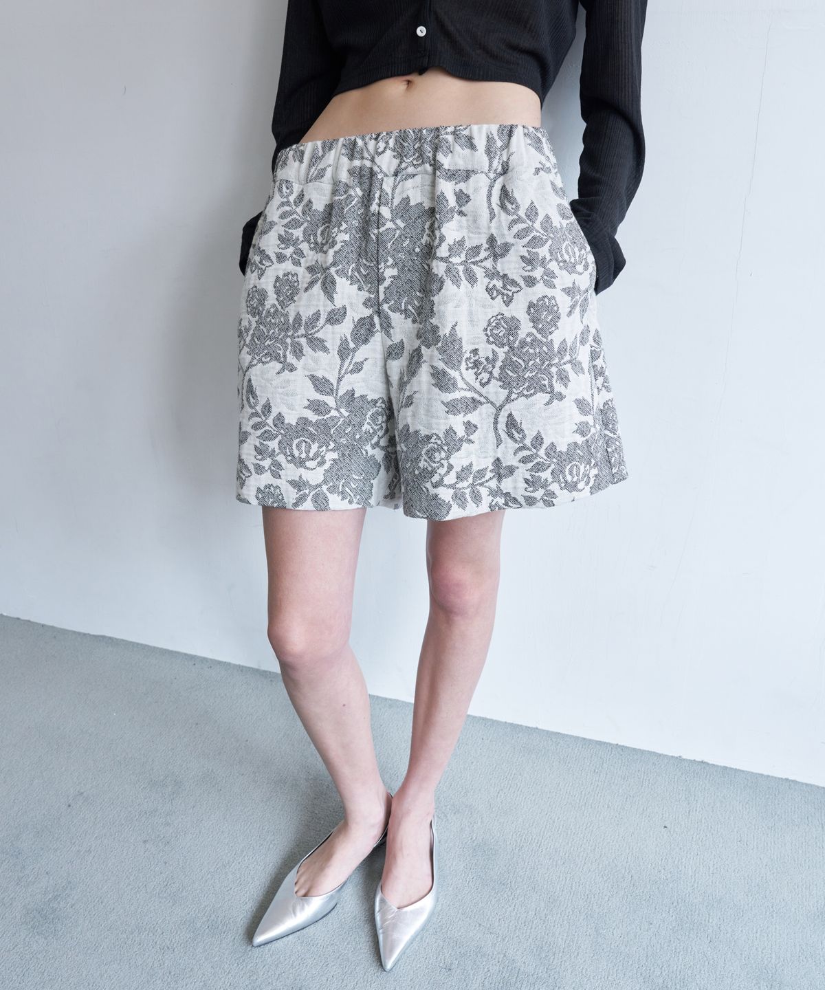 오버듀플레어(OVERDUEFLAIR) TEXTURE WIDE HALF PANTS_BLACK FLOWER