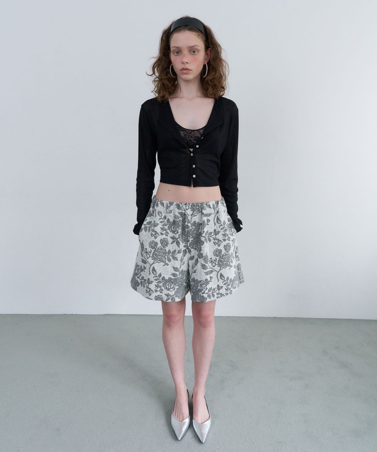 오버듀플레어(OVERDUEFLAIR) TEXTURE WIDE HALF PANTS_BLACK FLOWER