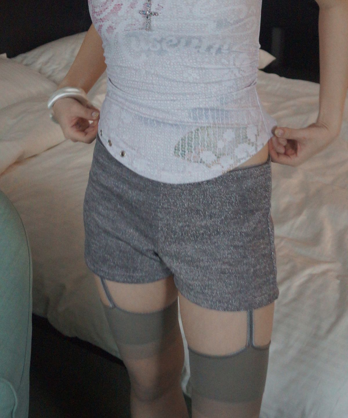 뮤즈뮤지엄(MUSEMUSEUM) Metallic Button Tab Shorts_Taupe Gray