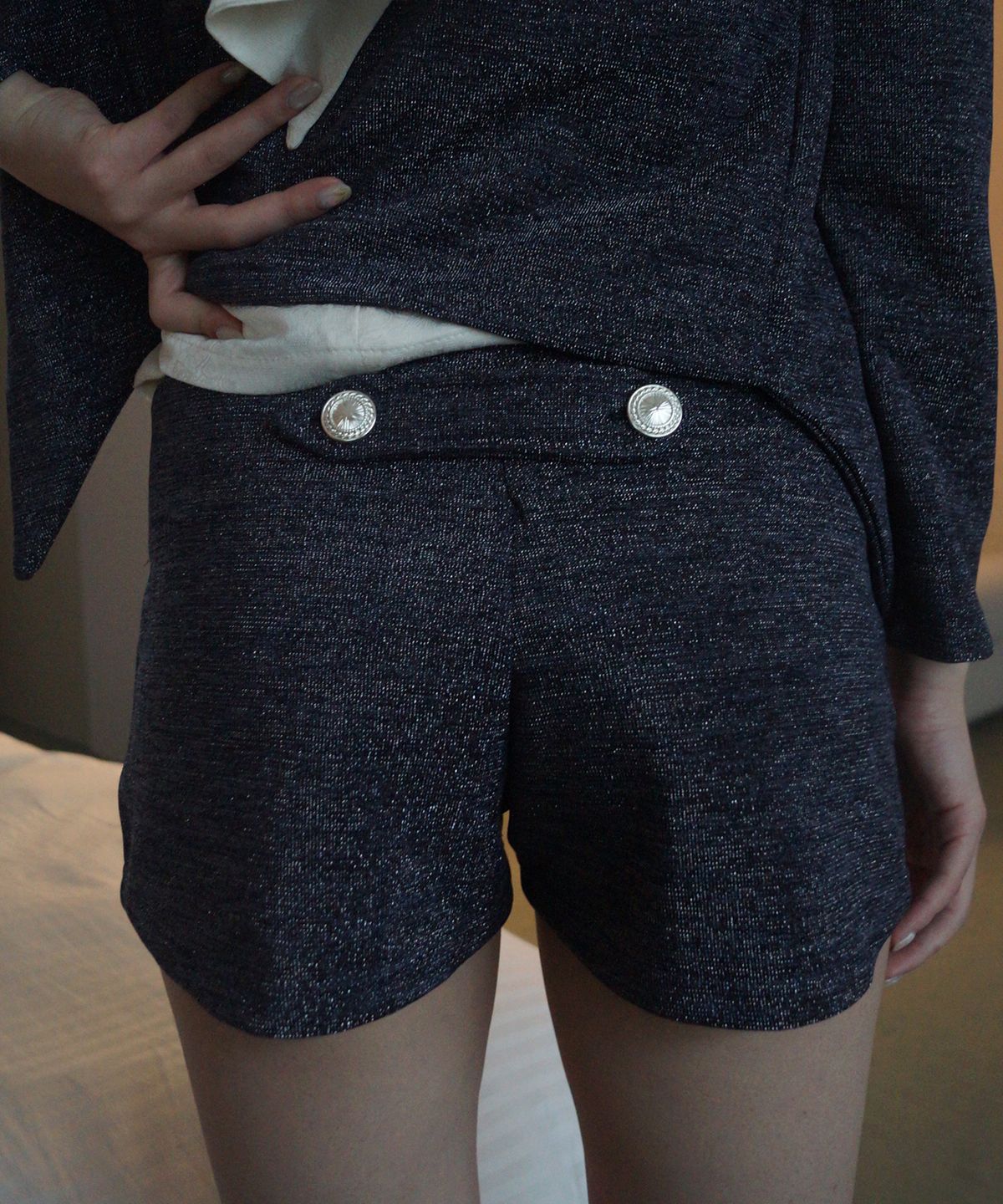 뮤즈뮤지엄(MUSEMUSEUM) Metallic Button Tab Cardigan_Navy
