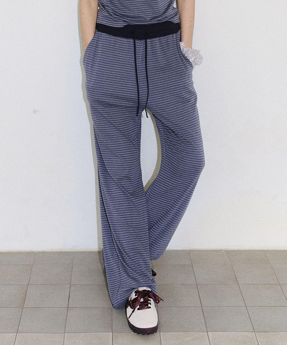 엔오르(EN OR) [CORE] COLOR COMBI STRIPE SWEATPANTS - DARK GREY