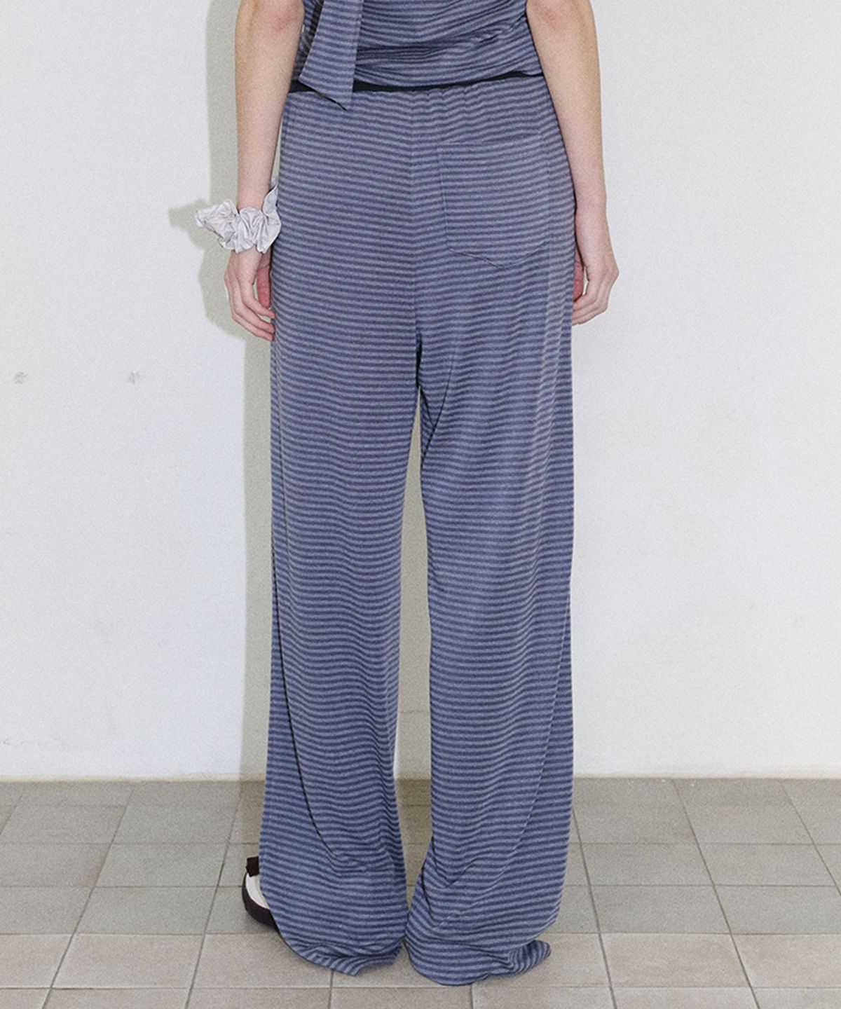 엔오르(EN OR) [CORE] COLOR COMBI STRIPE SWEATPANTS - DARK GREY