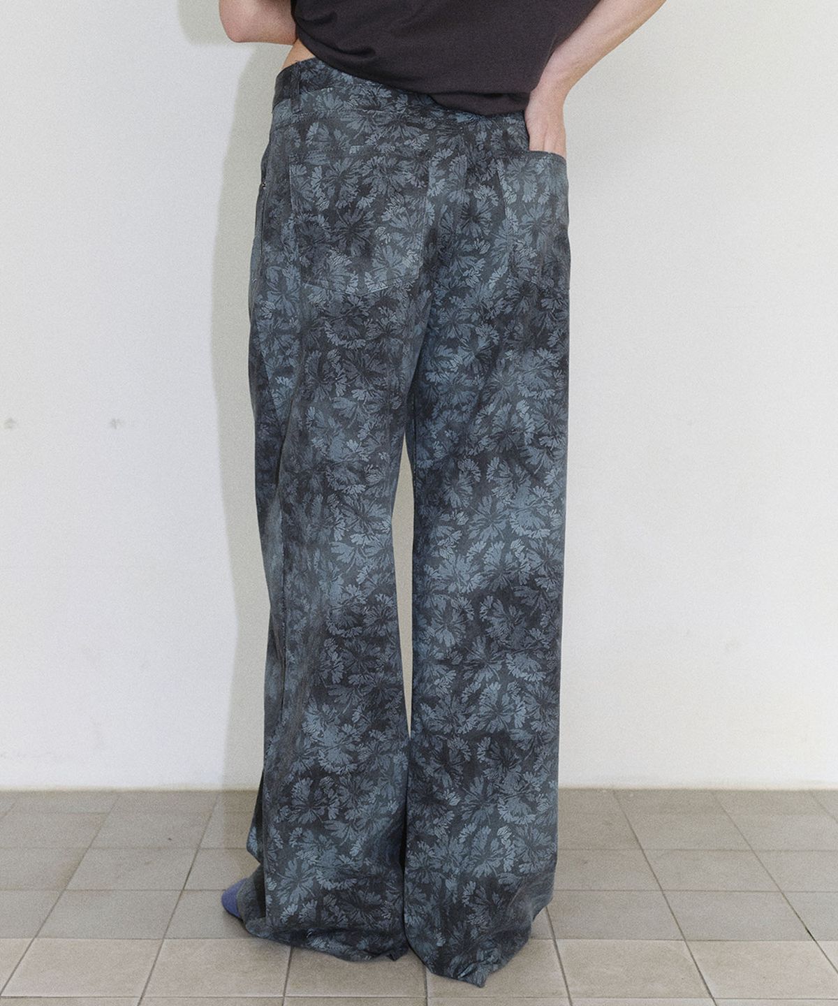 엔오르(EN OR) [CORE] FLOWER PRINT STRAIGHT DENIM PANTS - DARK GREY