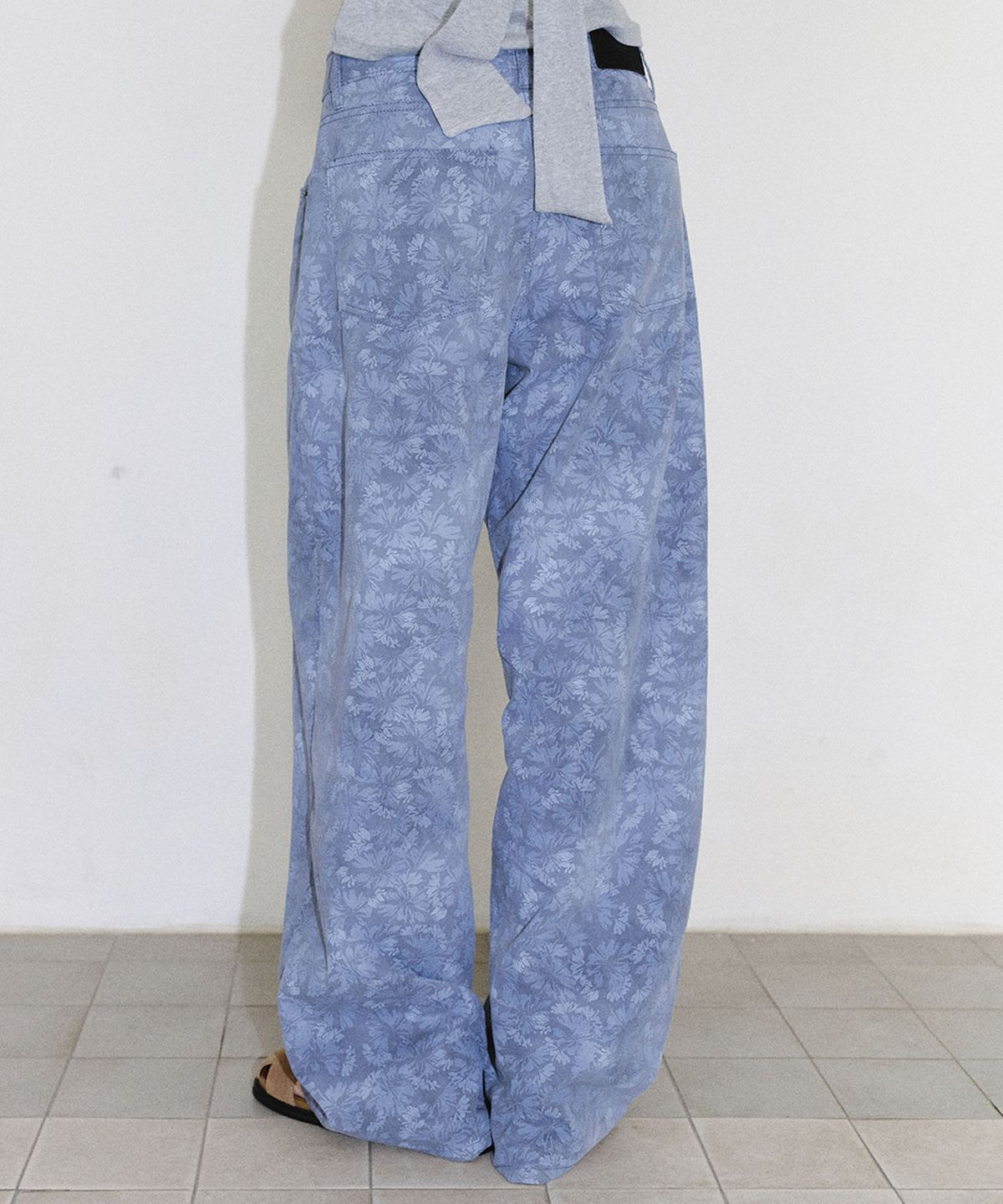 엔오르(EN OR) [CORE] FLOWER PRINT STRAIGHT DENIM PANTS - BLUE