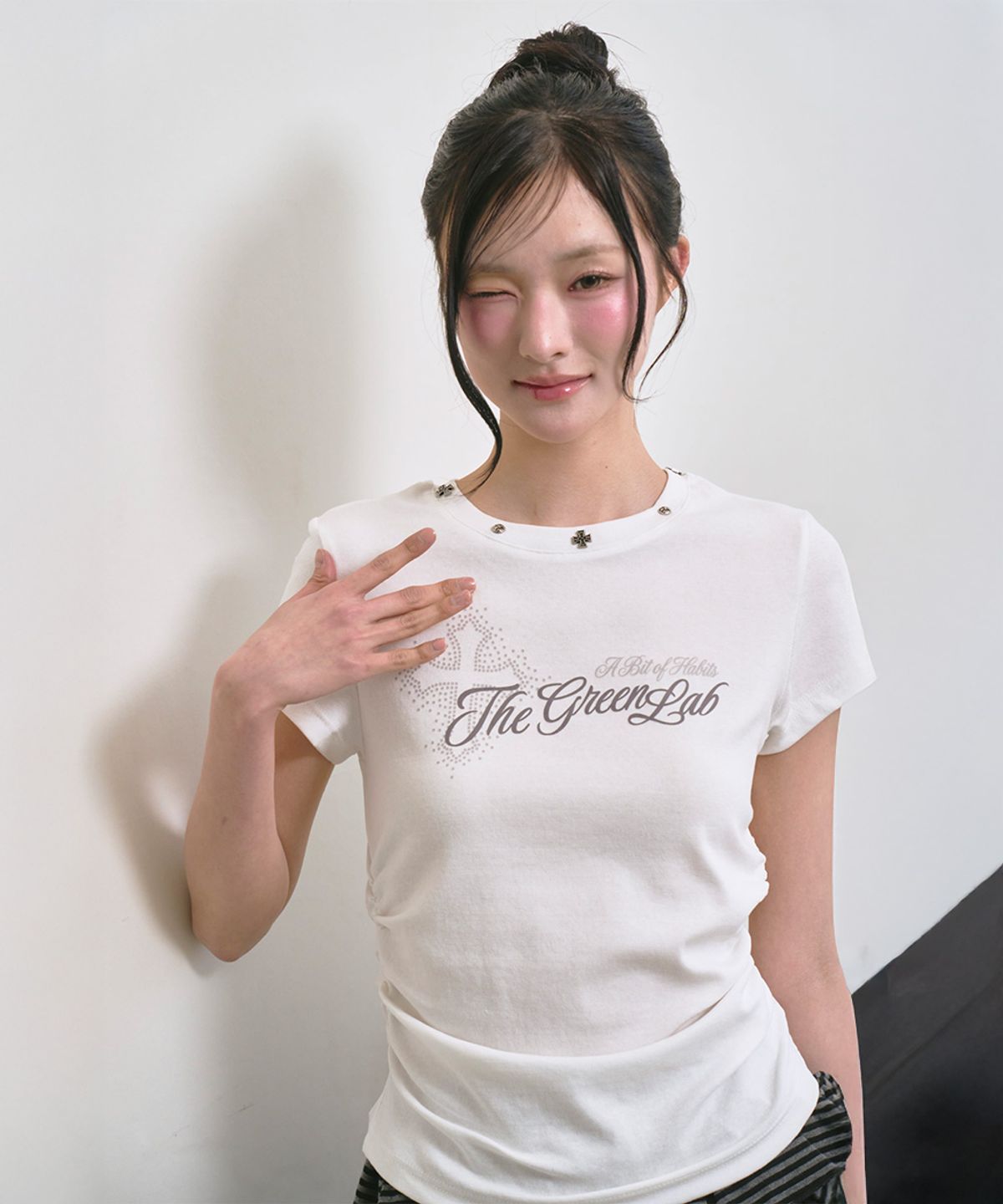 더그린랩(THE GREEN LAB) 스터드 그래픽 셔링 반팔티 [화이트]