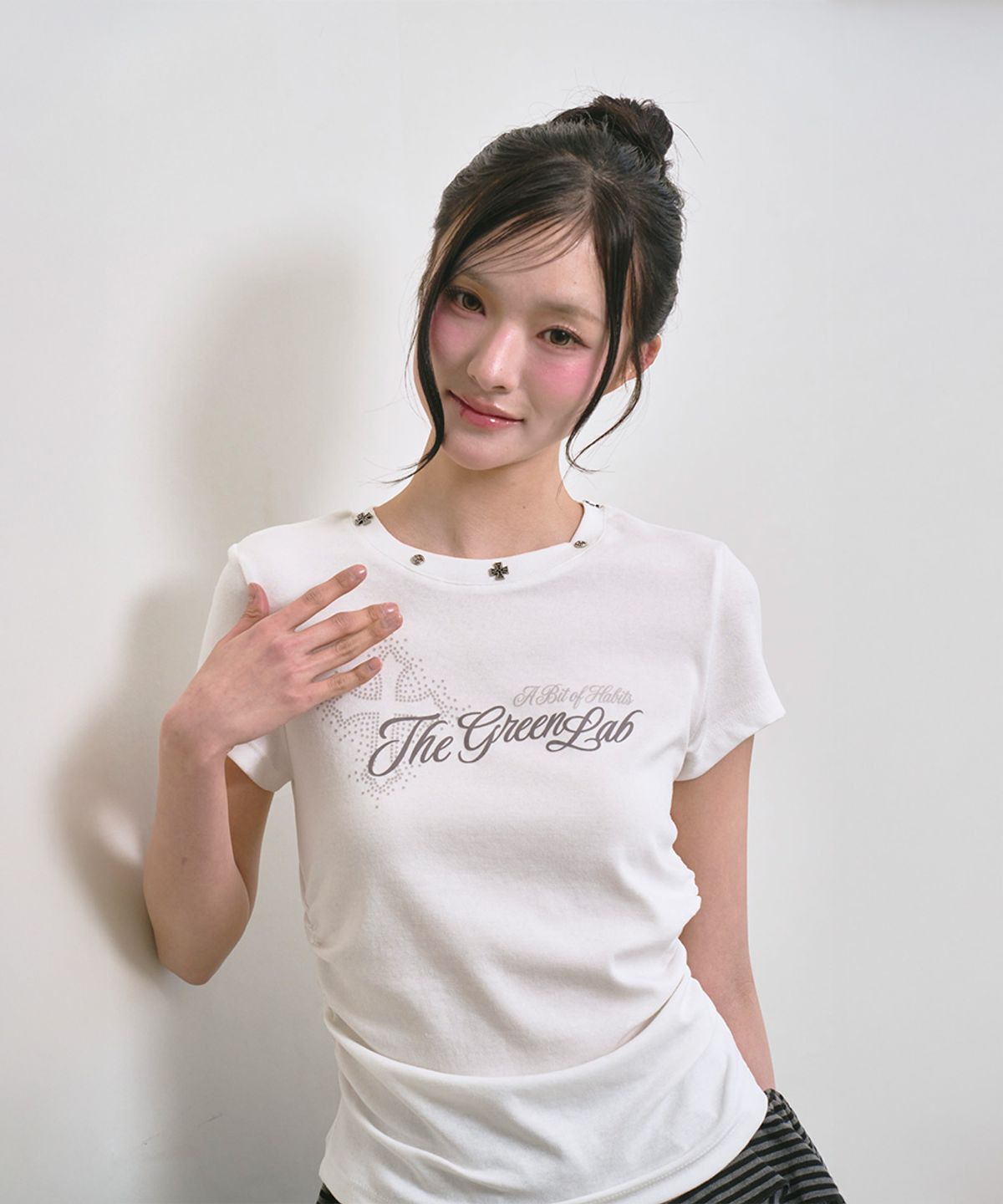 더그린랩(THE GREEN LAB) 스터드 그래픽 셔링 반팔티 [화이트]
