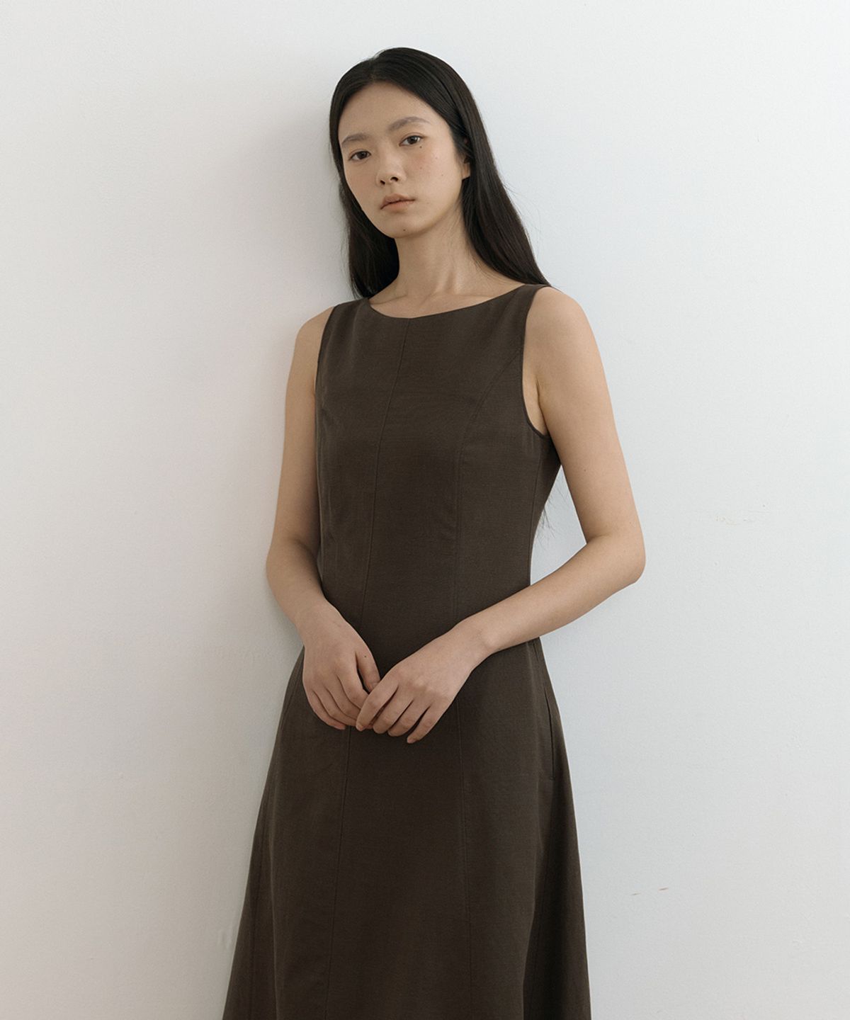 링서울(LINGSEOUL) linen sleeveless boat neck long flare dress-brown